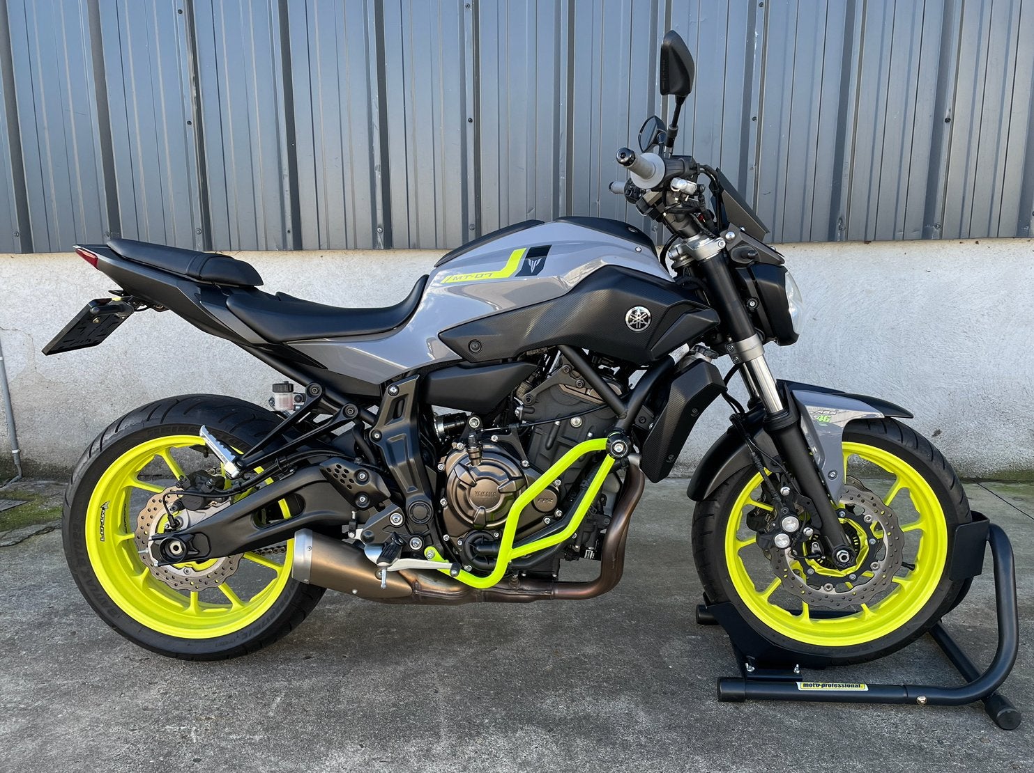 Yamaha MT-07 *ABS *NIGHT FLUO* 35KW A2 bj:2017, 2 cilinders, Occasion, Bedrijf, Minimaal motorrijbewijs A2