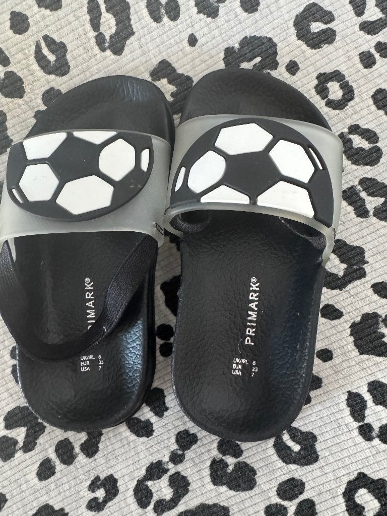 Voetbal slippers, Kinderen en Baby's, Kinderkleding | Schoenen en Sokken, Schoenen, Ophalen of Verzenden, Zo goed als nieuw, Primark