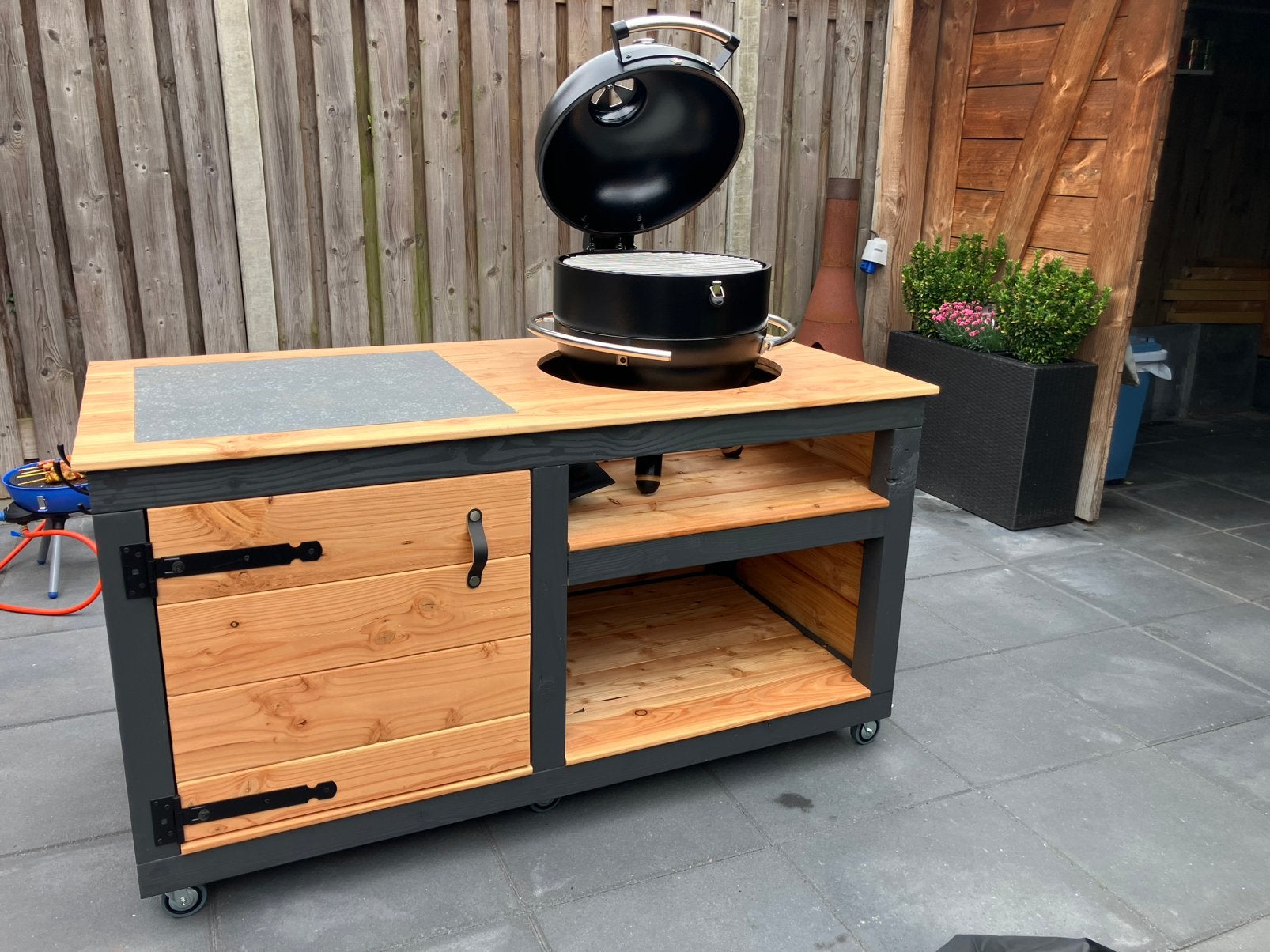 NIEUWE Buitenkeuken met BBQ, Ophalen, Nieuw, Houtskool
