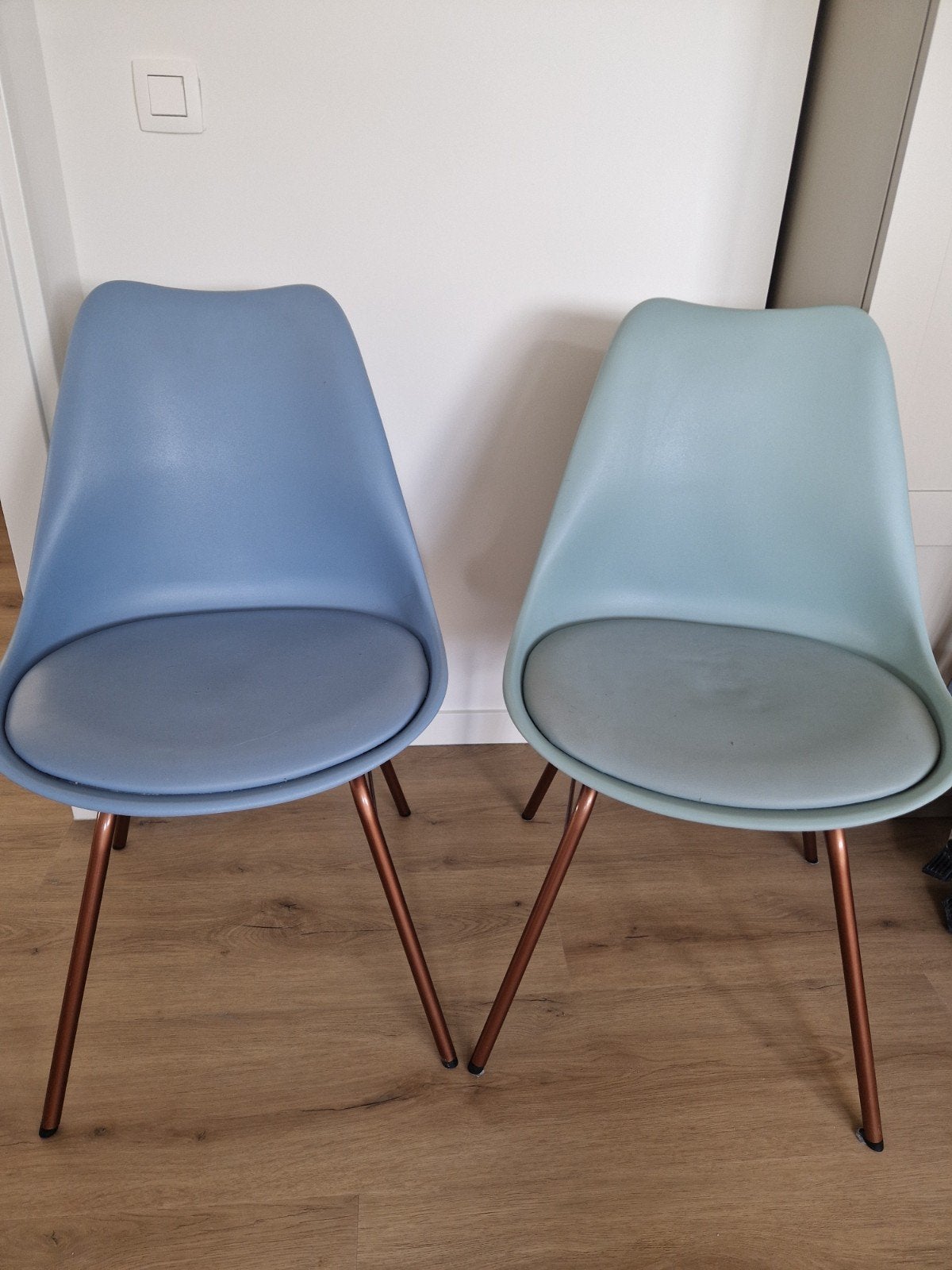 Gratis: 2 plastic kuipstoelen in blauw en mintgroen, Ophalen, Gebruikt, Twee, Overige kleuren
