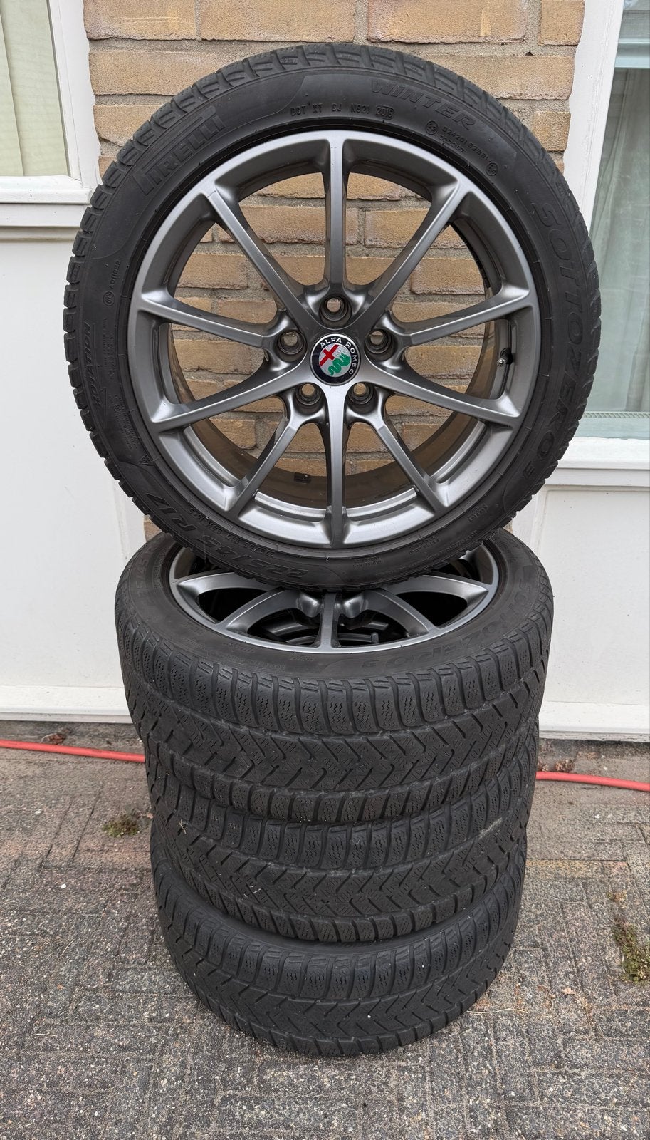 Alfa Romeo 17 inch velgen met Pirelli winterbanden, Auto-onderdelen, Banden en Velgen, Ophalen, Gebruikt, Banden en Velgen, 17 inch