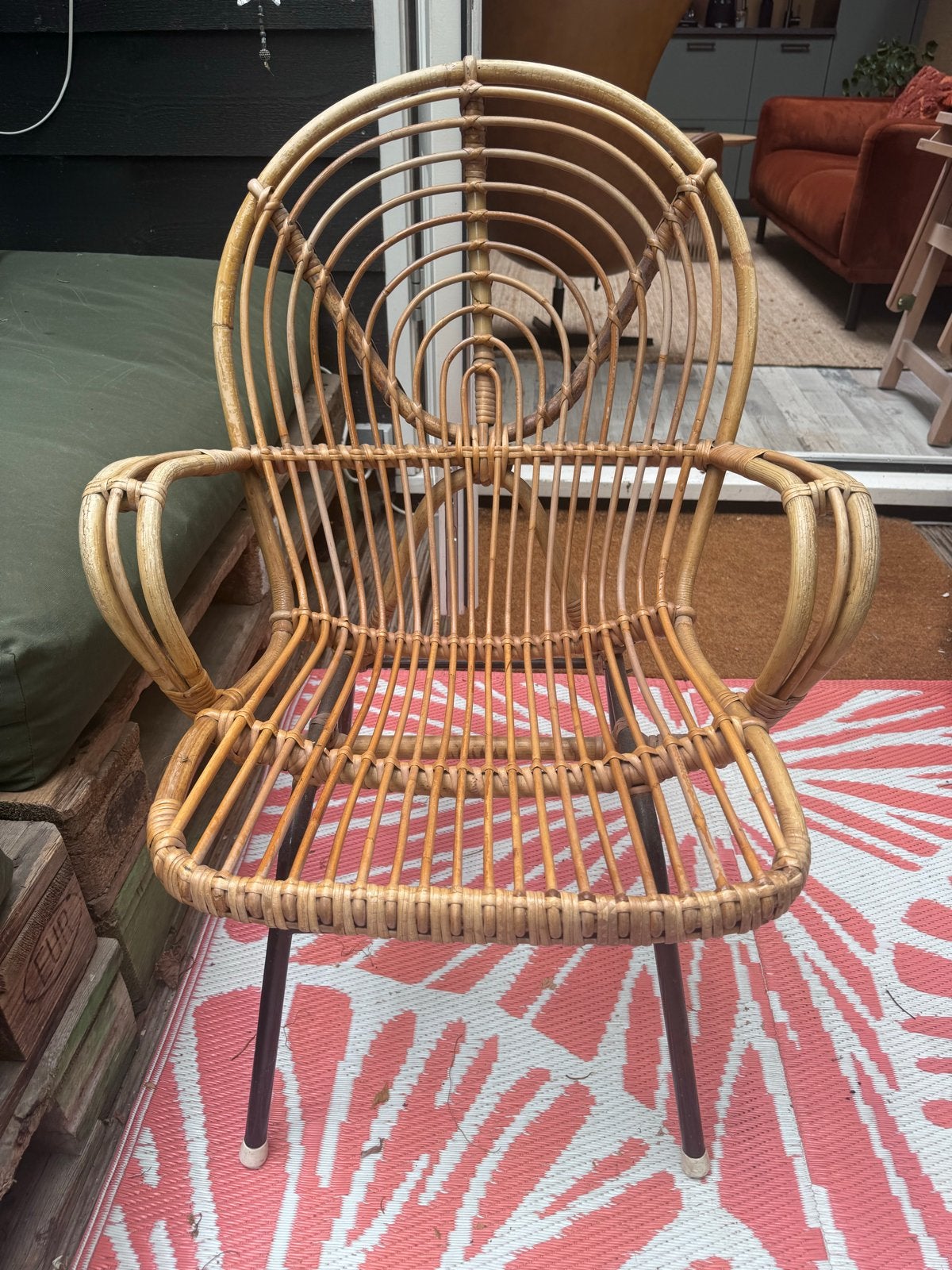 Vintage rotan stoel met metalen poten, Ophalen, Gebruikt, Bruin, Riet of Rotan