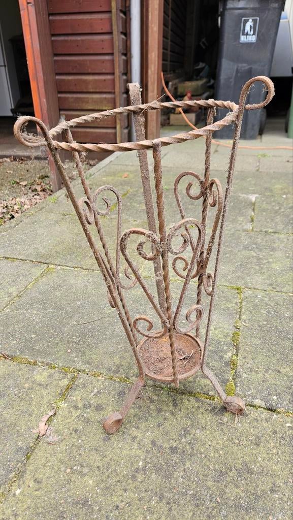 Oude rustieke paraplubak, Ophalen