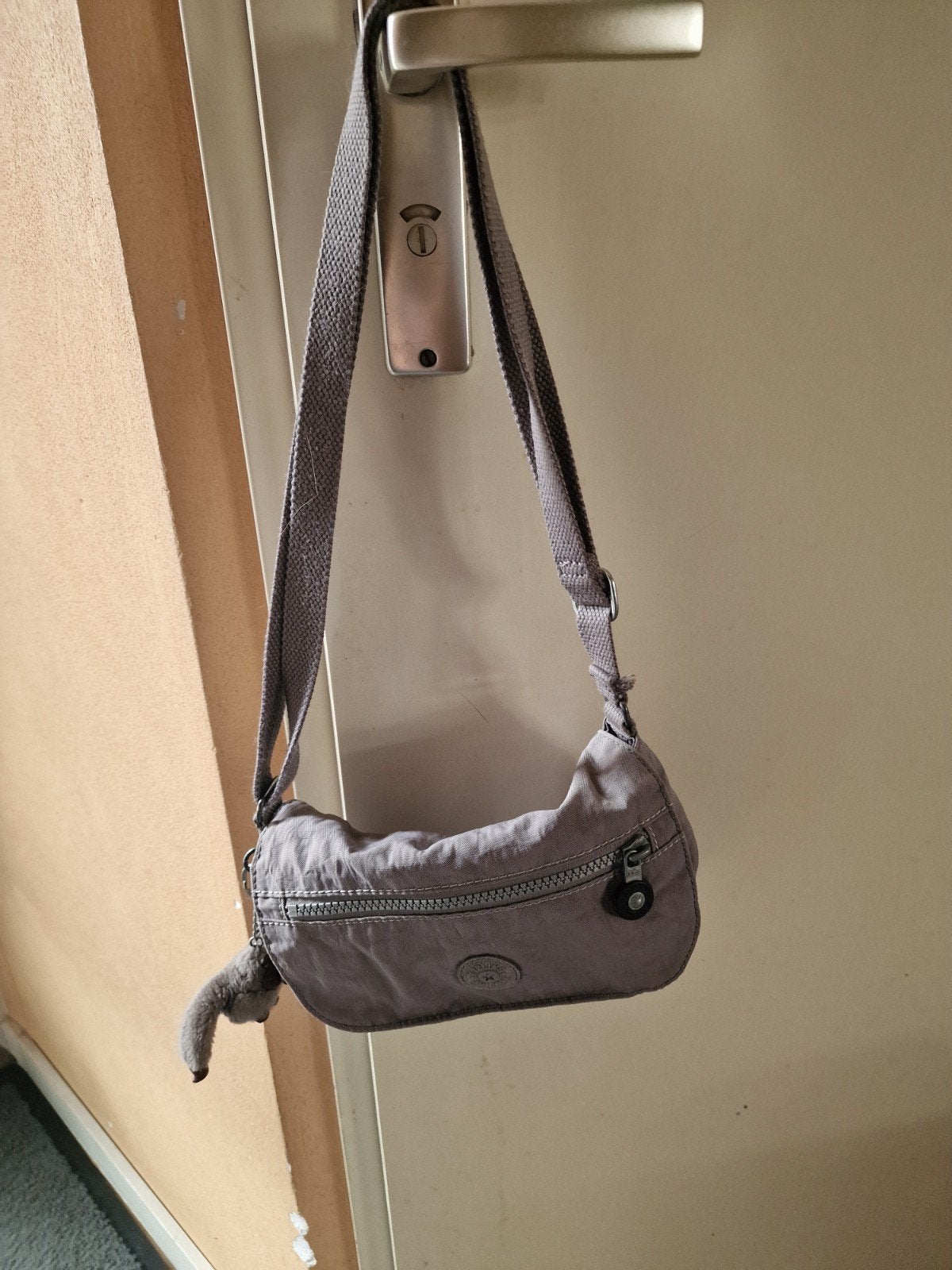 Kipling Crossbody Tas met Aapje - Grijs, Ophalen of Verzenden, Zo goed als nieuw, Grijs, Schoudertasje