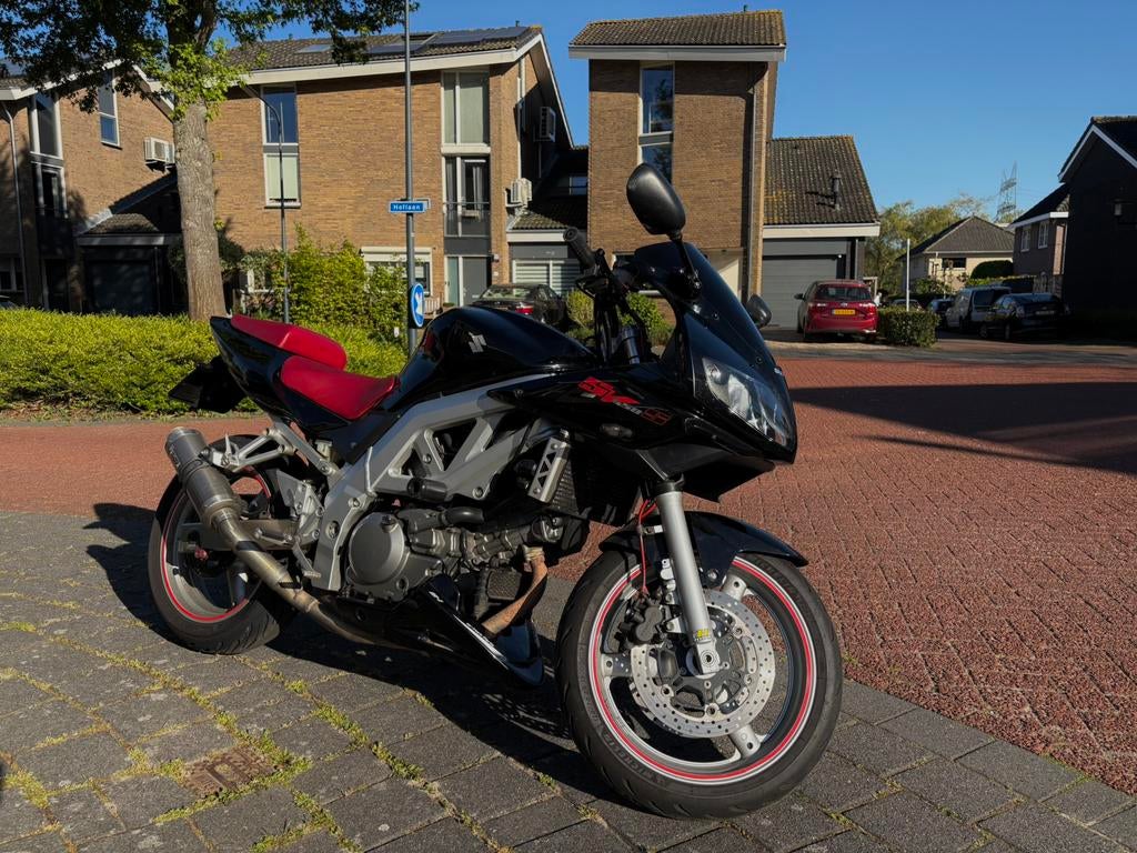 Suzuki SV650s sportmotor zwart rood mivv uitlaat, Motoren, Particulier