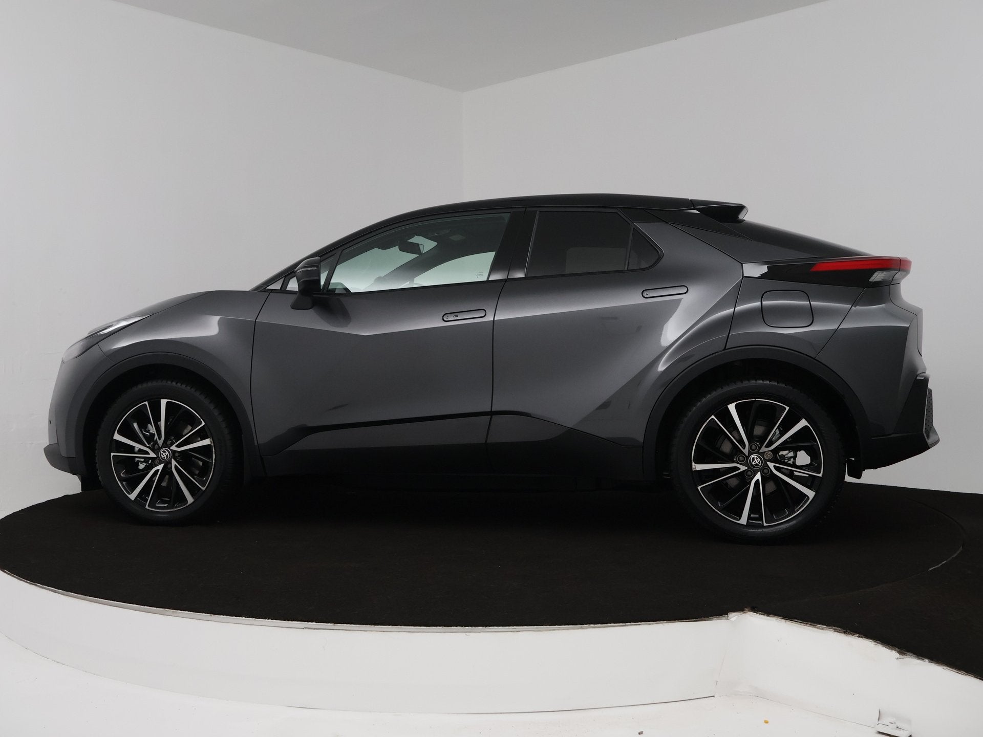 Toyota C-HR 2.0 Plug-in Hybrid 220 Executive | All-season ba, 12 maanden, 4 cilinders, 1625 kg, 1987 cc