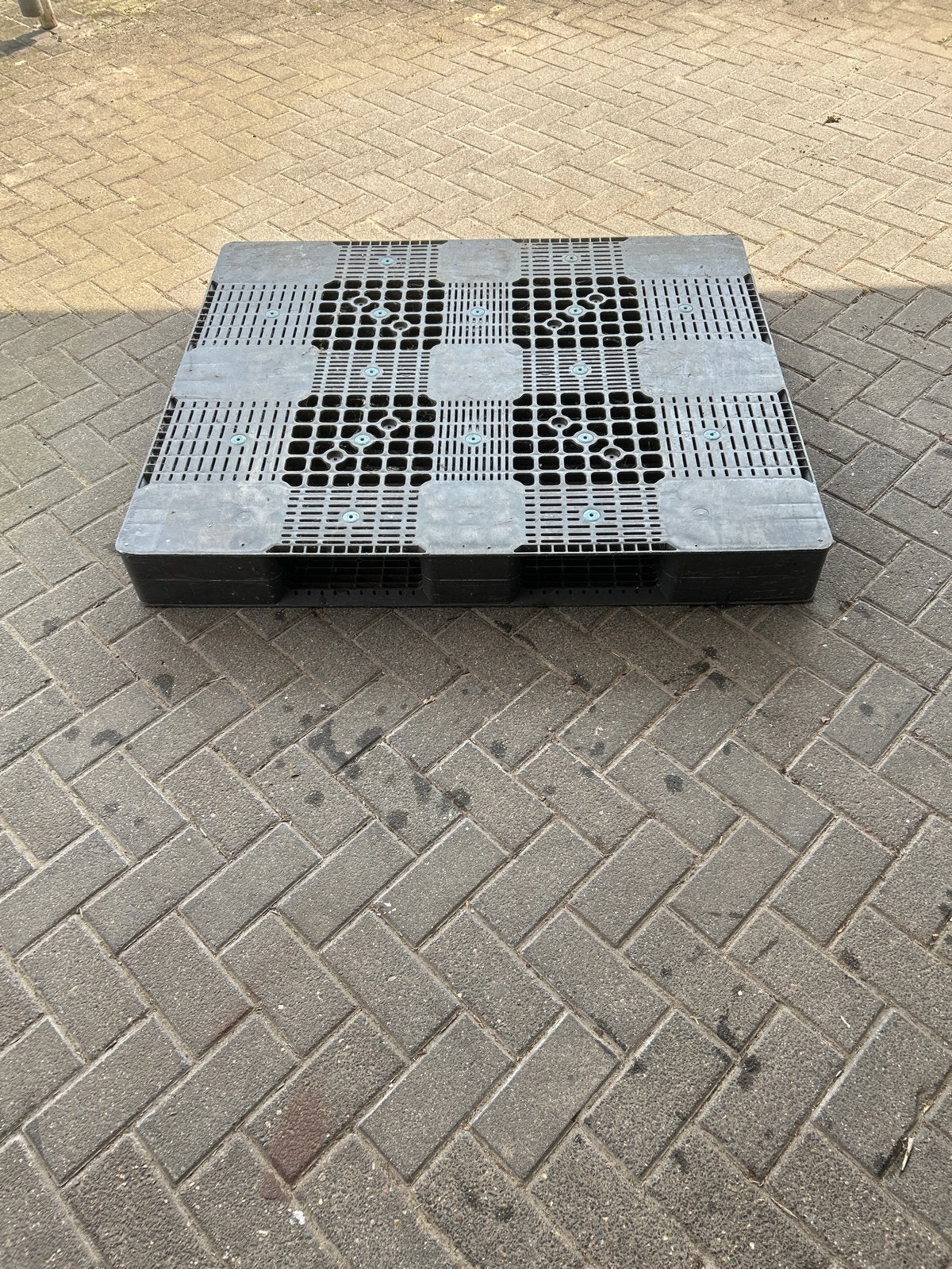 Zwarte hard plastic pallet, Ophalen