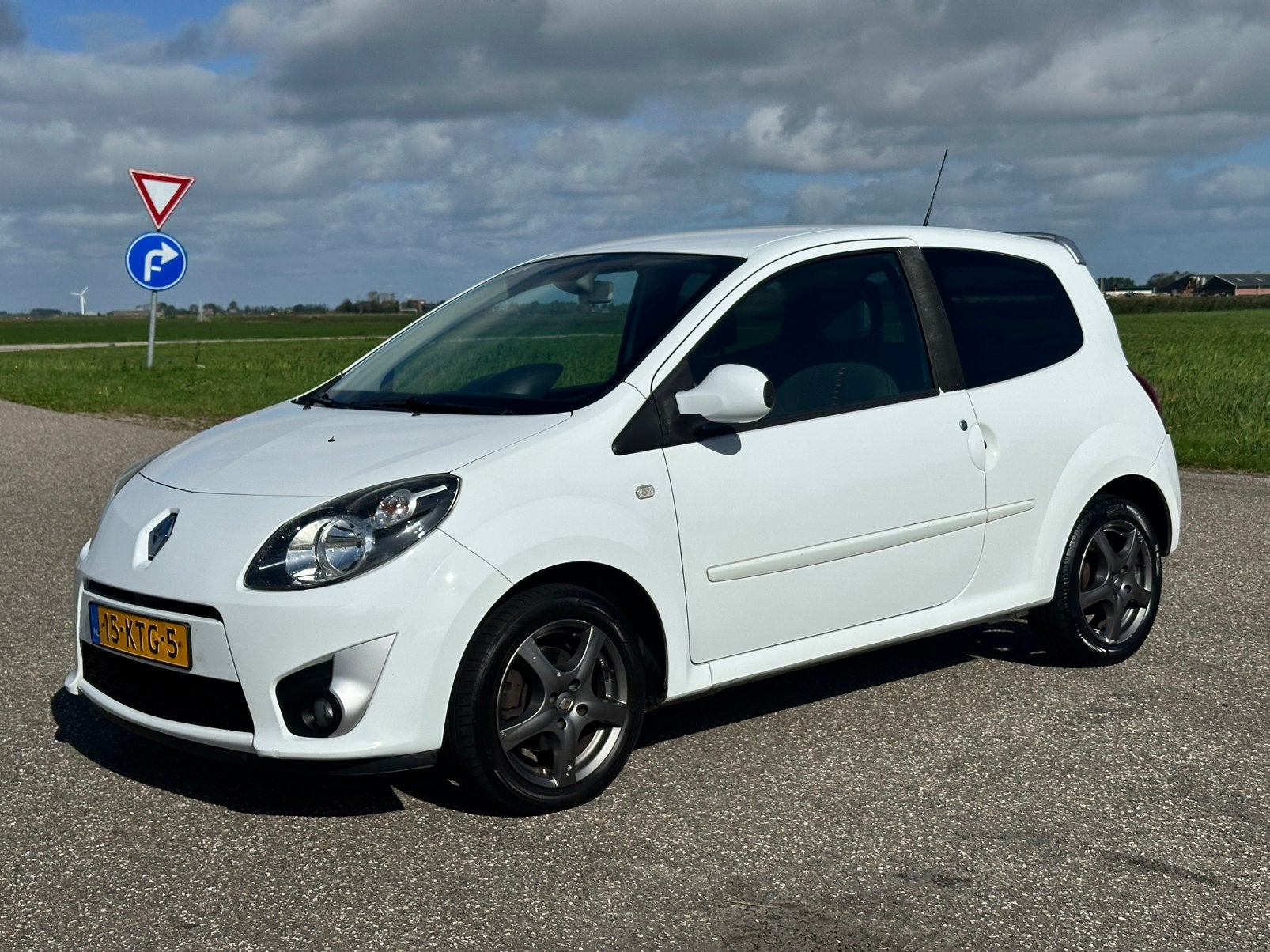 Renault Twingo 1.2 16V Airco/Cruise control / APK: 3-8-2027, Auto's, 839 kg, 4 cilinders, 4 stoelen, Wit