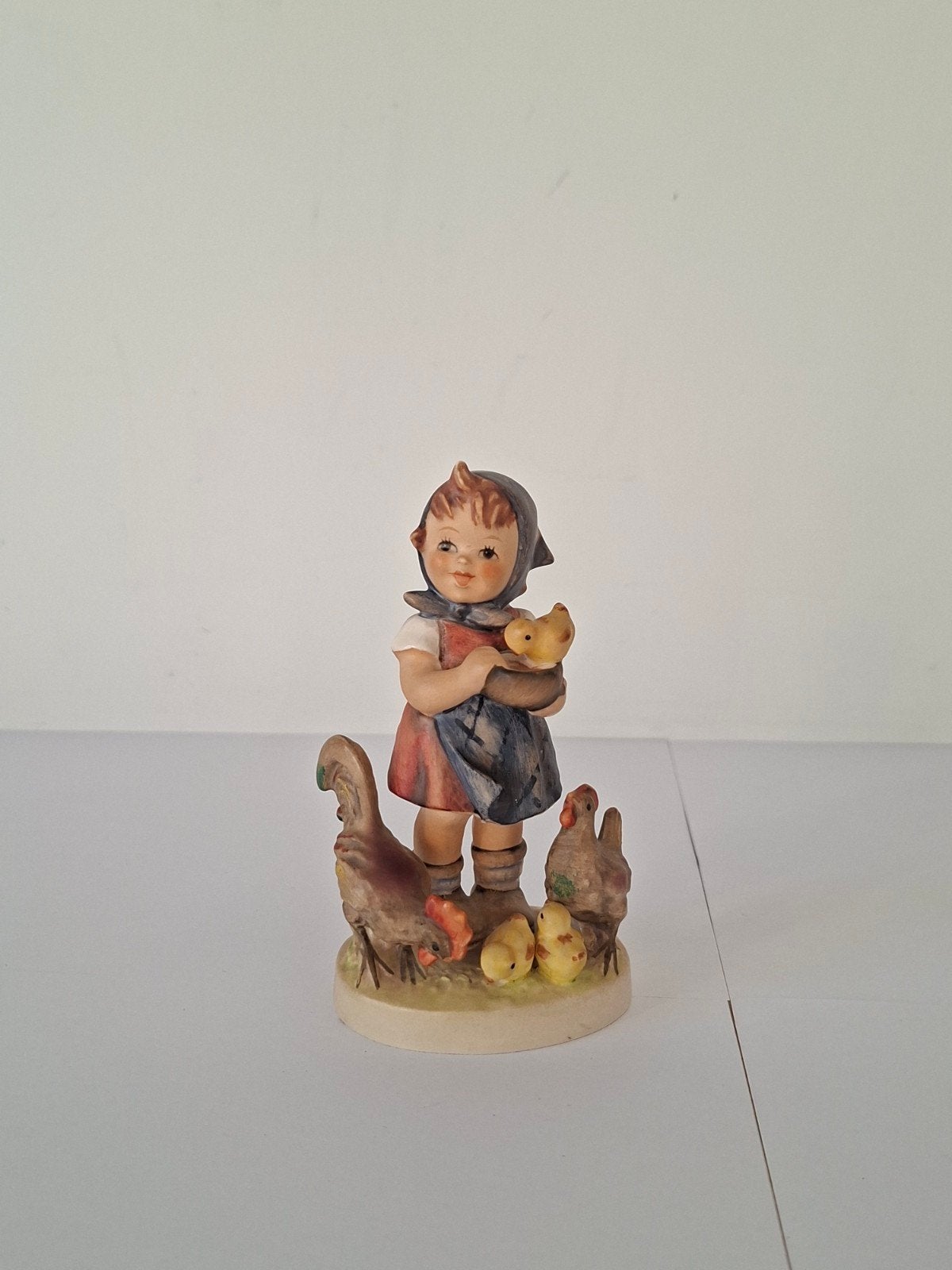 Vintage Hummel beeldje: Meisje met kuikens en kippen, Ophalen of Verzenden