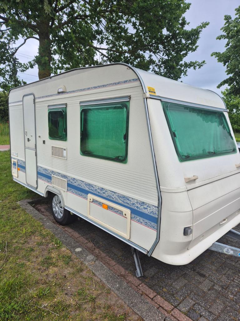Adria ,moover ,MaxFan, Caravans en Kamperen, Caravans, Particulier, tot en met 4, 750 - 1000 kg, Treinzit, Adria, Vast bed, 4 tot 5 meter