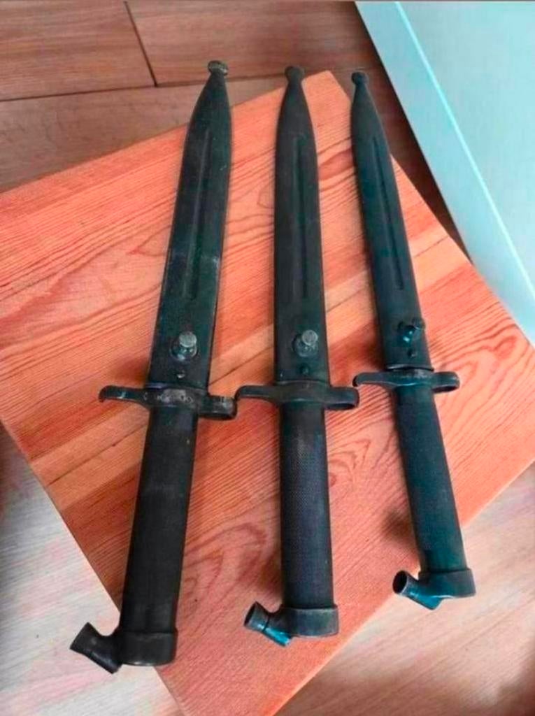 3x Zweedse bajonet m/1896 Mauser met schede en nummering, Ophalen of Verzenden, Landmacht, Overige gebieden, Mes of Dolk