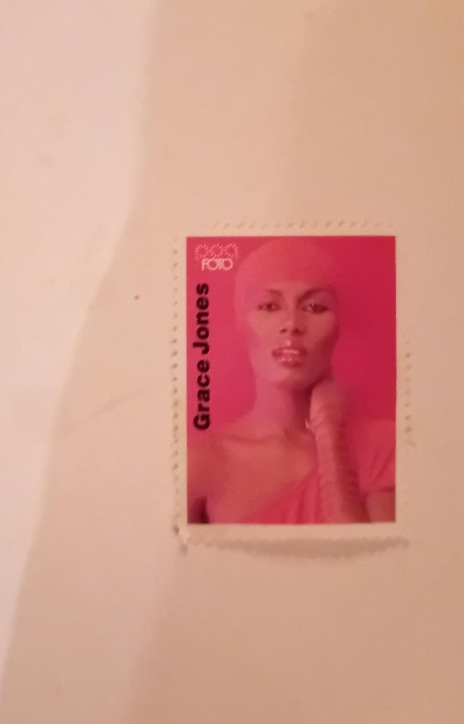 Grace Jones sluitzegel 2 Pop foto 4x3cm, Verzamelen, Ophalen of Verzenden, Zo goed als nieuw, Foto of Kaart