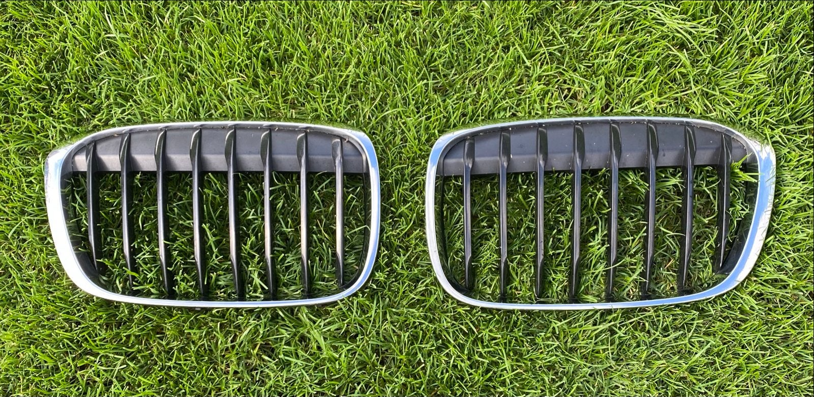 Originele BMW X1 Grill (2019) Zwart met Chroom Lijst, Auto-onderdelen, Ophalen of Verzenden, Gebruikt, Voor, BMW