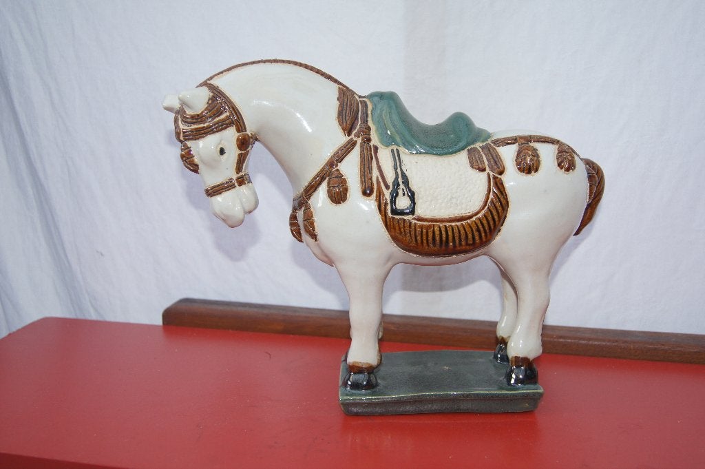 Chinees keramisch paard met zadel, wit en bruin, Geglazuurd, Ophalen of Verzenden, Zoogdier, 20 - 50 cm