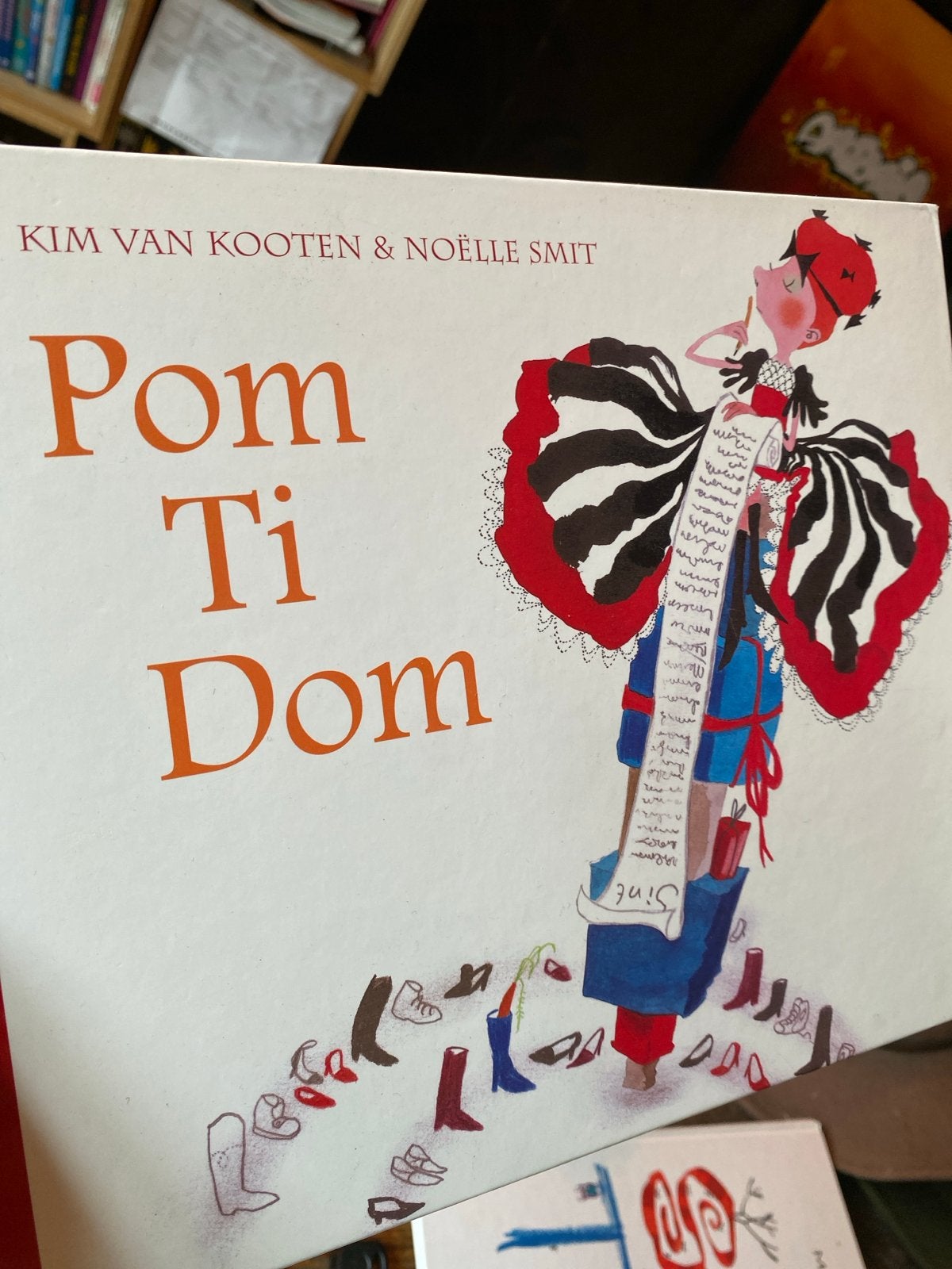 Pom Ti Dom - Kim van Kooten & Noëlle Smit (Prentenboek), Ophalen of Verzenden, Zo goed als nieuw, Prentenboek