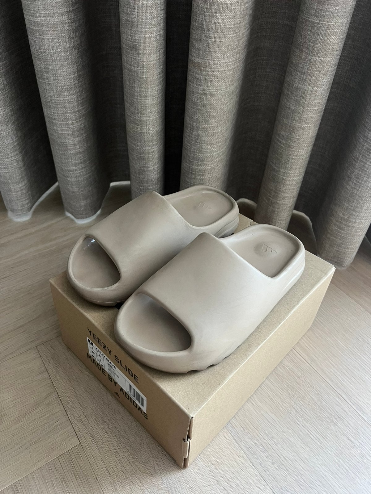 Yeezy slide Pure - maat 39 - inclusief doos, Kleding | Dames, Slippers, Bruin, Ophalen of Verzenden, Zo goed als nieuw