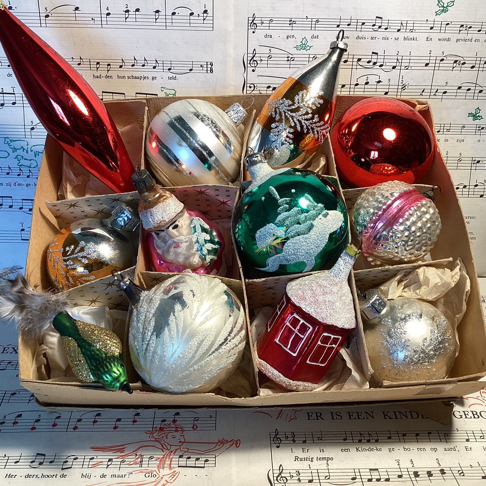 Doos met oude kerstbalfiguren van glas, Diversen, Kerst, Ophalen of Verzenden, Gebruikt