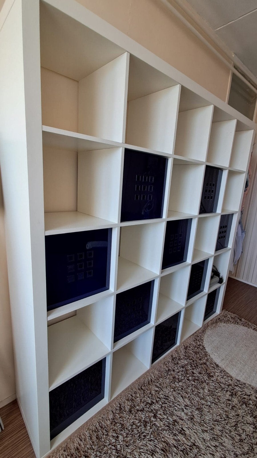 Witte Kallax kast met blauwe opbergboxen, Ophalen, Met plank(en), Gebruikt, Overige houtsoorten