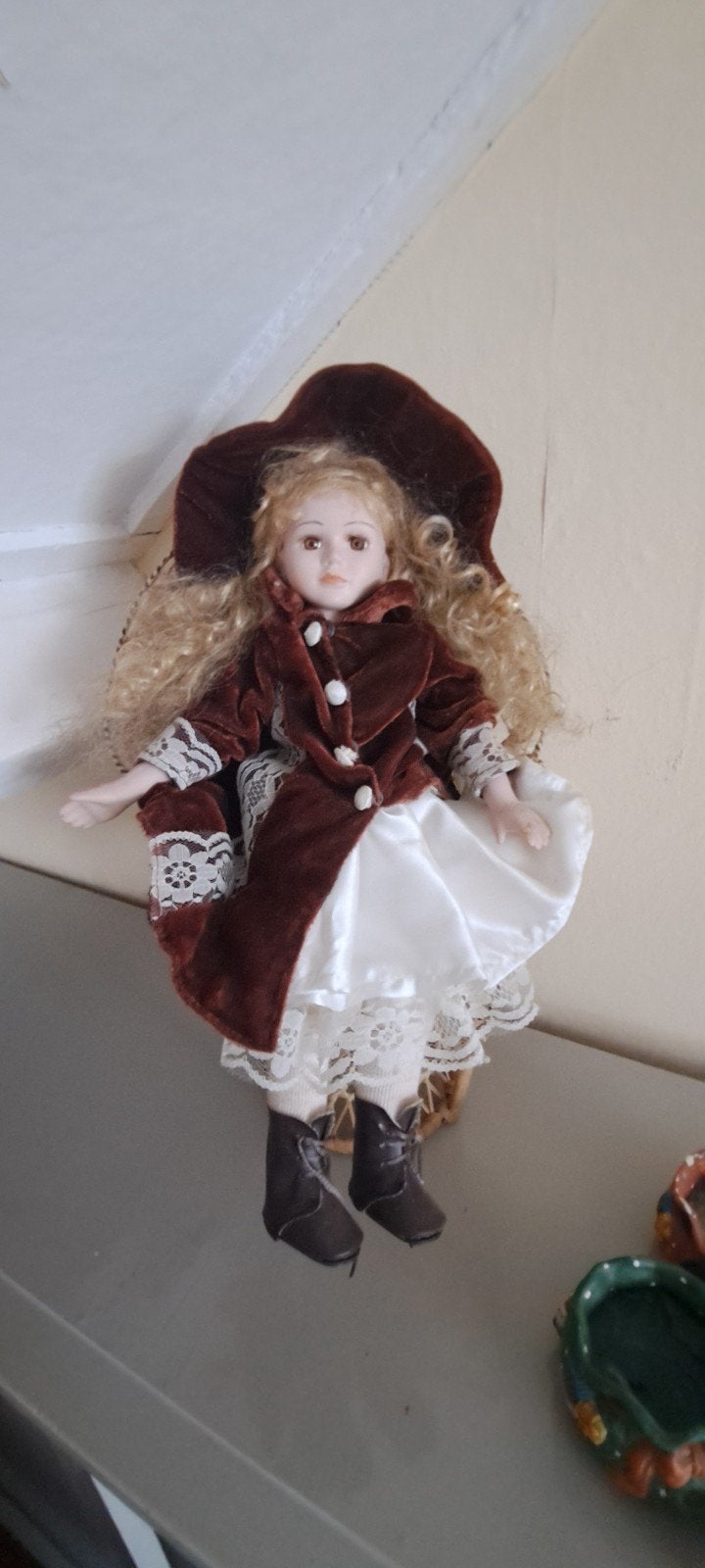 Pop in pauwen stoel., Verzamelen, Poppen, Ophalen