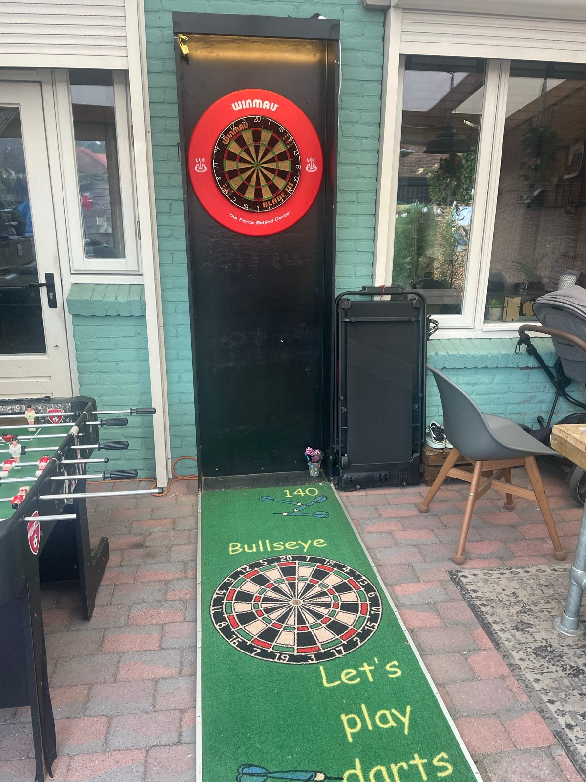 Een dartkast alles erop en eraan, Sport en Fitness, Darts, Ophalen, Gebruikt, Dartbord met pijlen