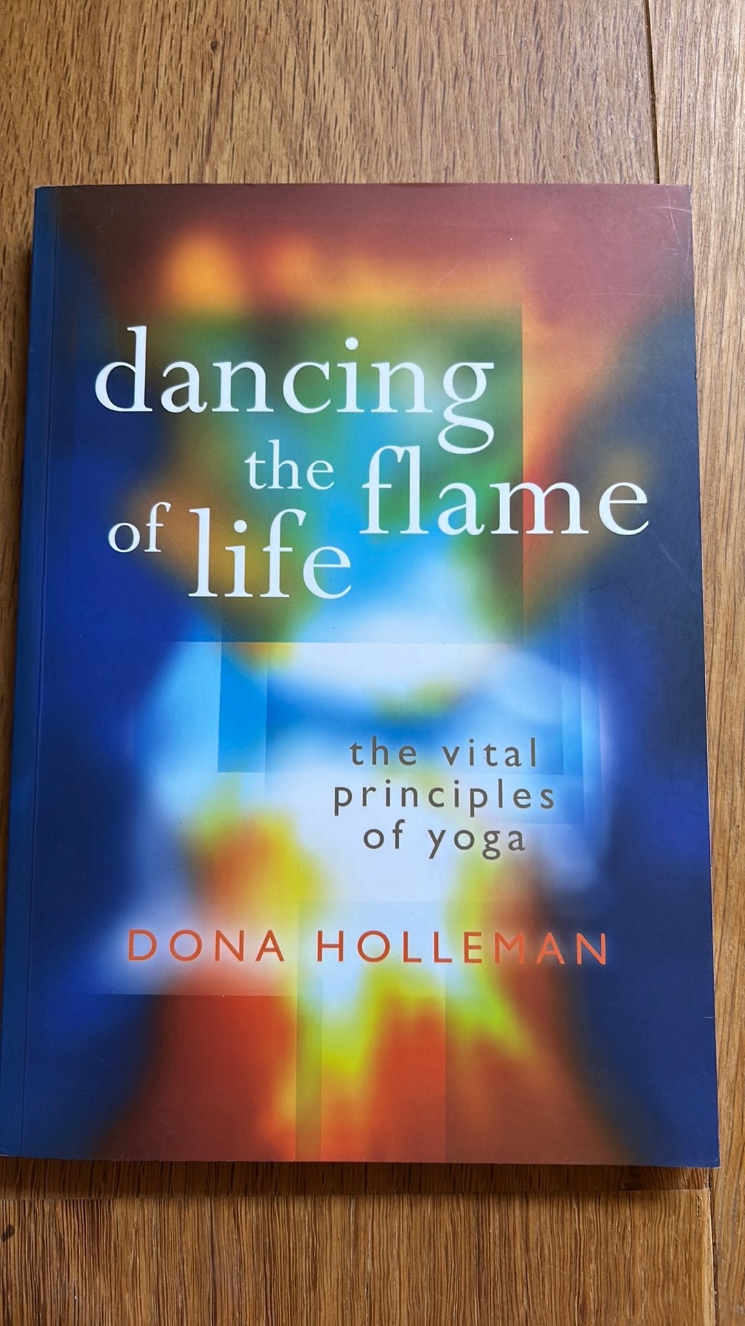 Dancing the flame of life - dona holleman Iyengar yoga, Boeken, Ophalen of Verzenden, Nieuw, Meditatie of Yoga, Instructieboek
