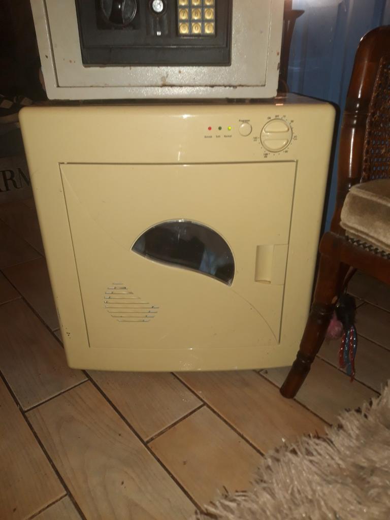Camping droger 2 a 3 kg werkt 100%, Ophalen, Gebruikt, 1200 tot 1600 toeren, Minder dan 85 cm