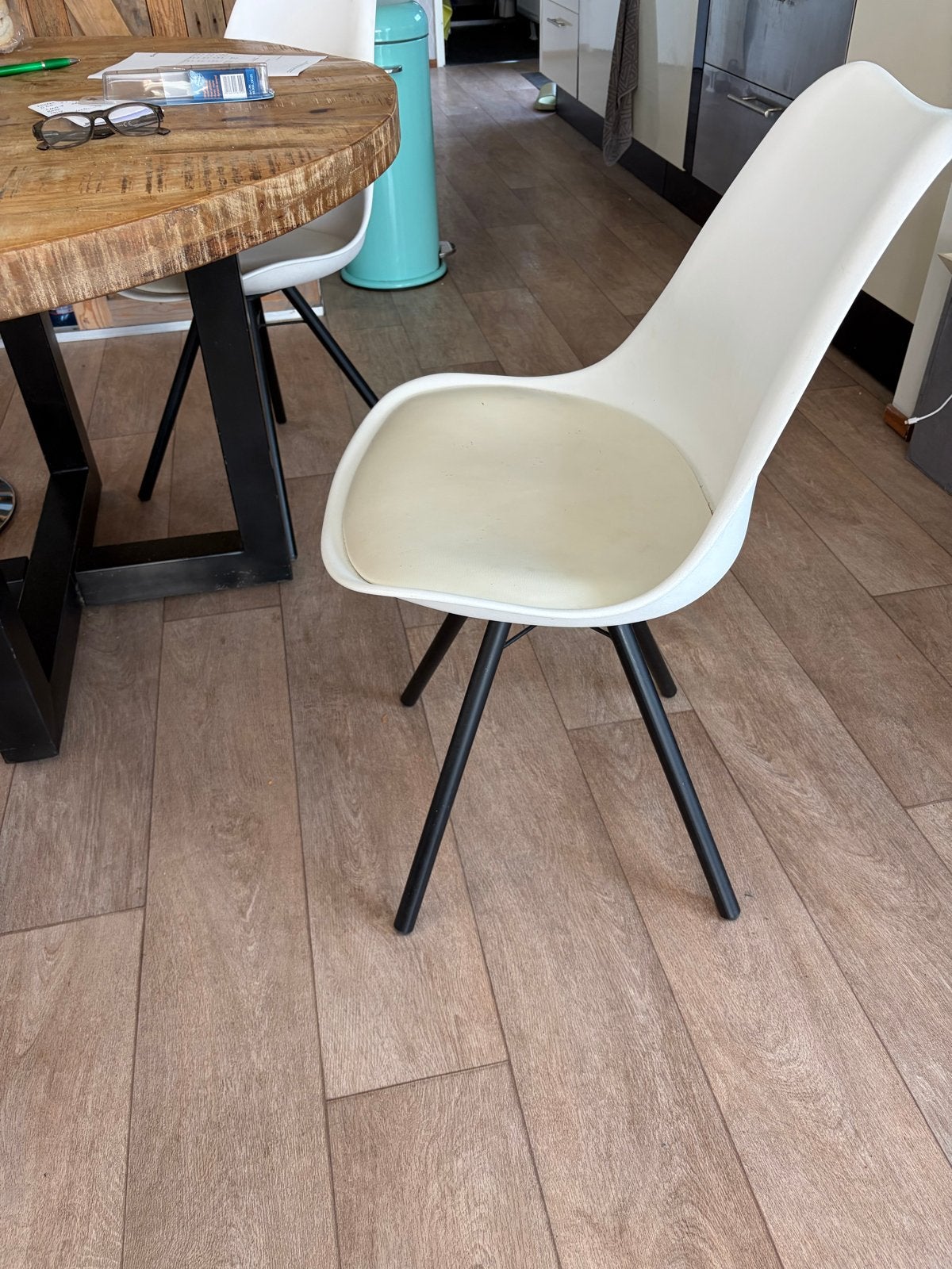 4 stoelen: 2 draaibare en 2 met zwarte poten, Ophalen, Kunststof, Gebruikt, Wit