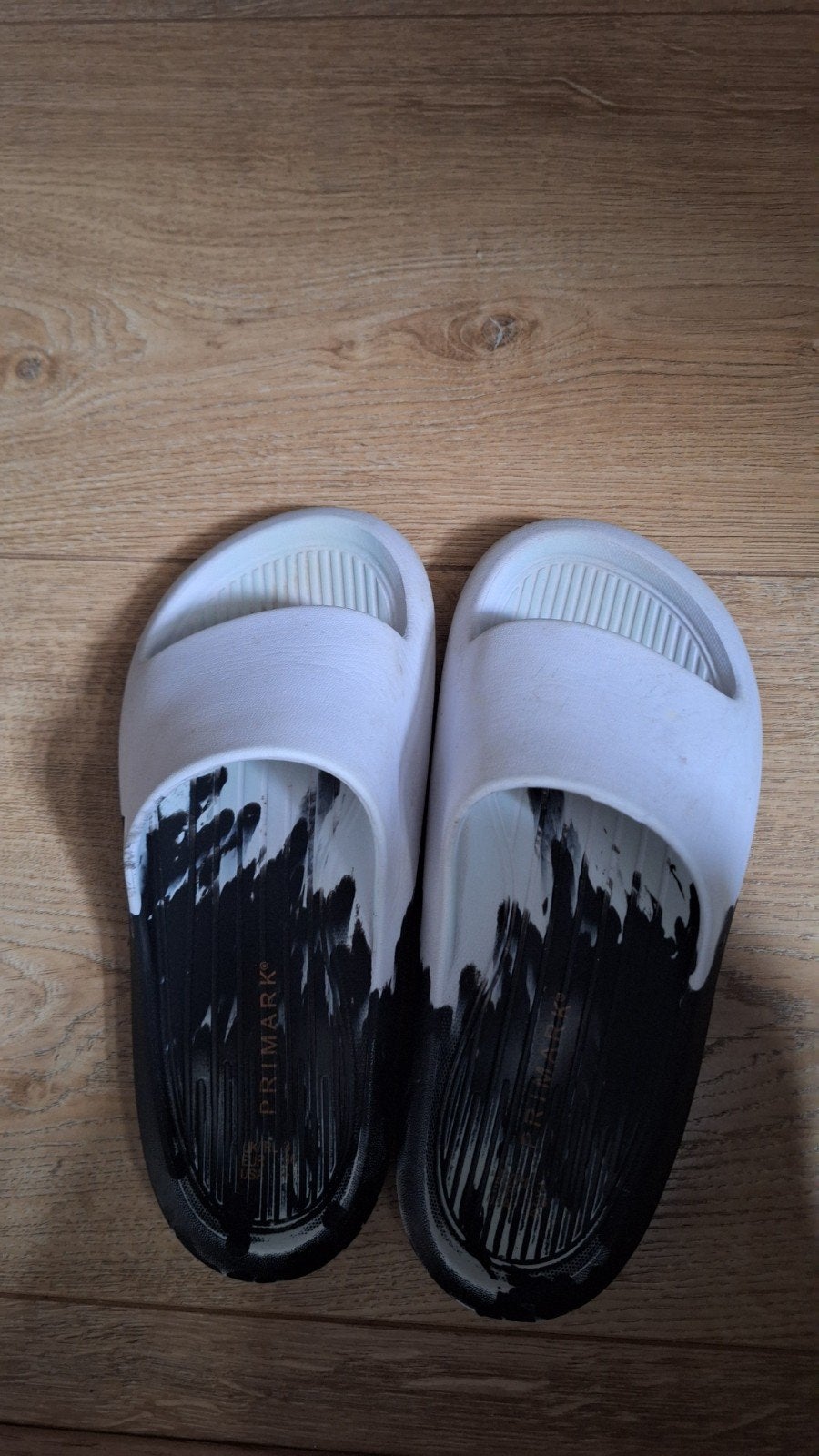 Primark slippers wit/zwart - één keer gedragen, Kinderen en Baby's, Kinderkleding | Schoenen en Sokken, Jongen of Meisje, Overige typen
