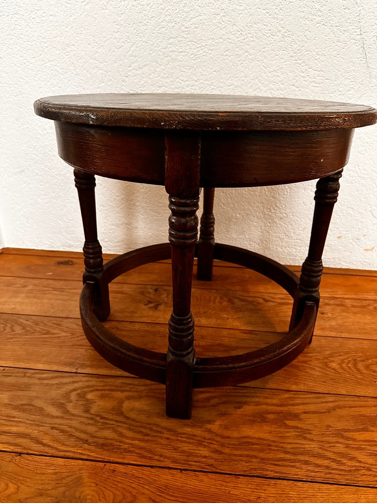 Antieke ronde bijzettafel van donker hout, Ophalen