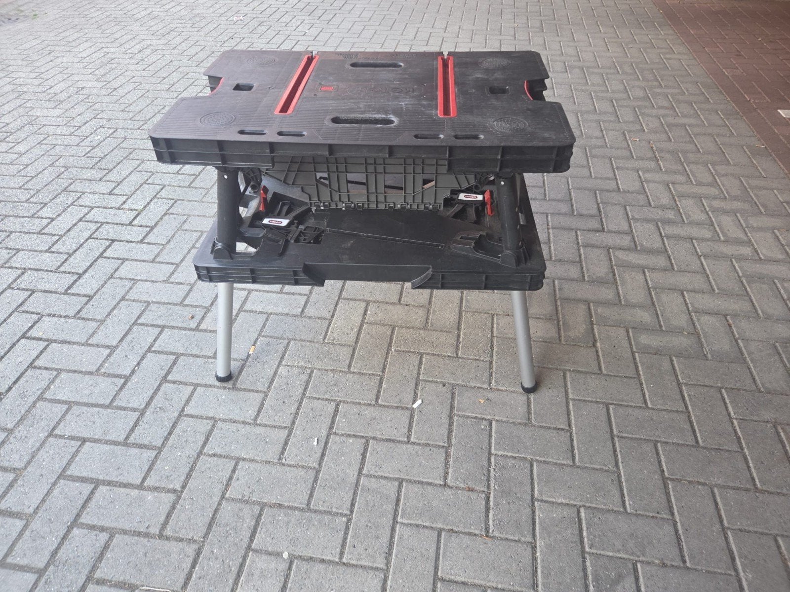 Keter Opvouwbare Werkbank, Ophalen