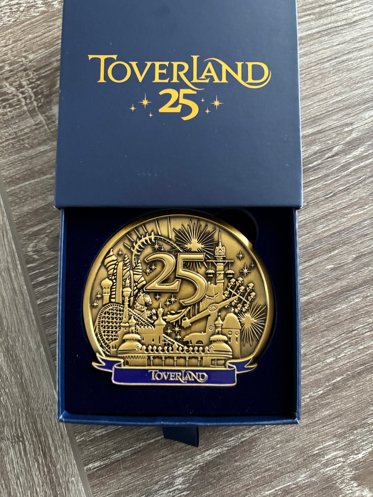 Toverland 25 Jaar Jubileum Pin in Bewaardoos, Ophalen of Verzenden, Nieuw, Overige onderwerpen, Speldje of Pin
