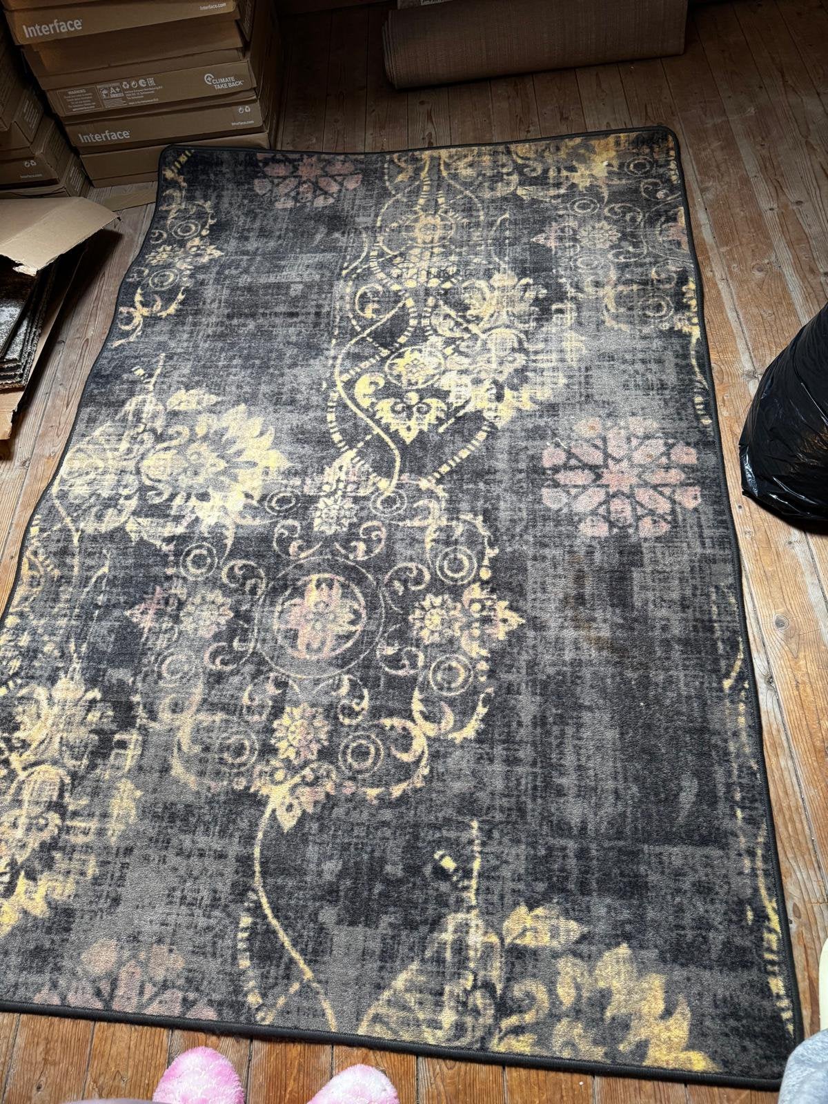 Vloerkleed donker grijs met gekleurde tekeningen, Huis en Inrichting, Ophalen, 100 tot 150 cm, Vierkant, Zo goed als nieuw