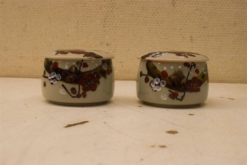 2 stuks porseleinen schaaltjes met deksel 46635