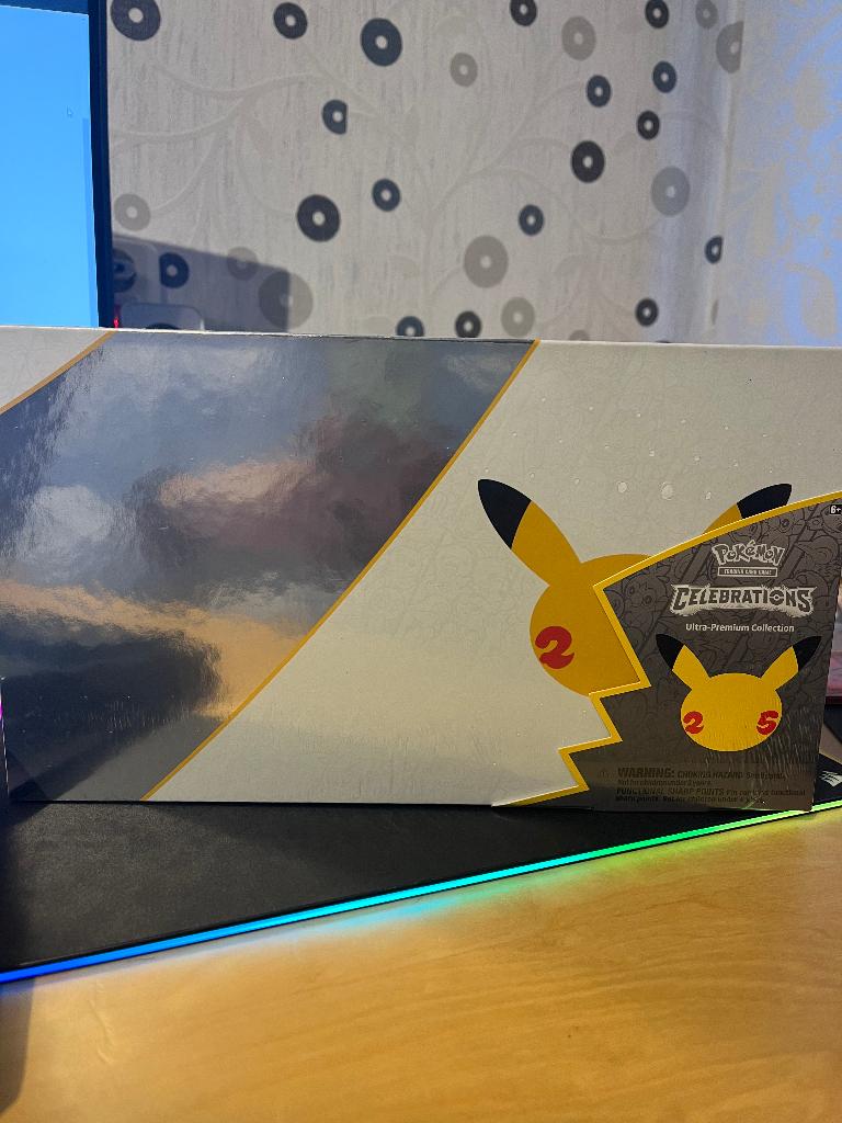 Pokémon Celebrations 25th Ultra Premium Collection, Ophalen of Verzenden, Nieuw, Overige typen, Foil