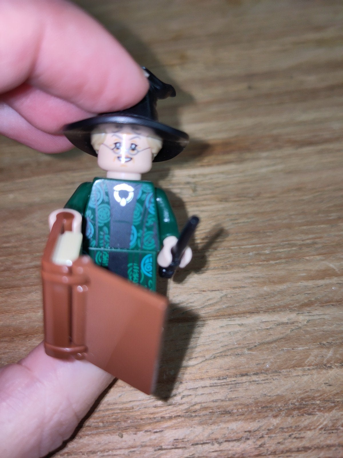 Lego minifigure Harry Potter professor Anderling met boek, Ophalen of Verzenden