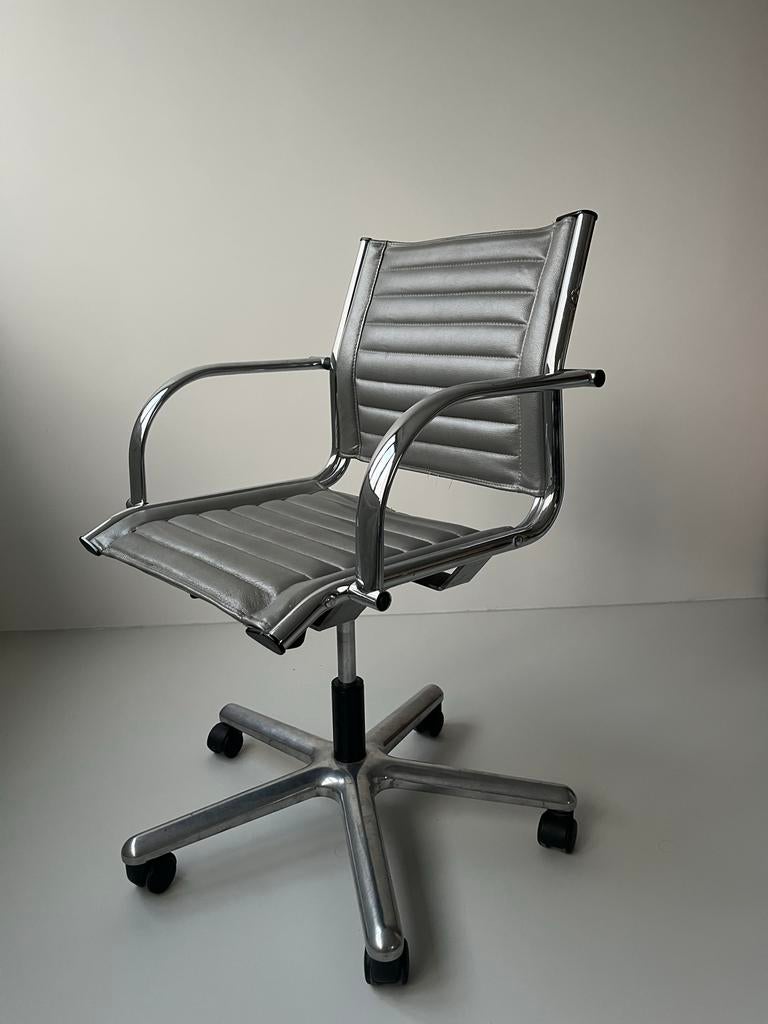Eames style bureaustoel zilver/grijs leer en chroom, Ophalen, Gebruikt, Grijs, Bureaustoel