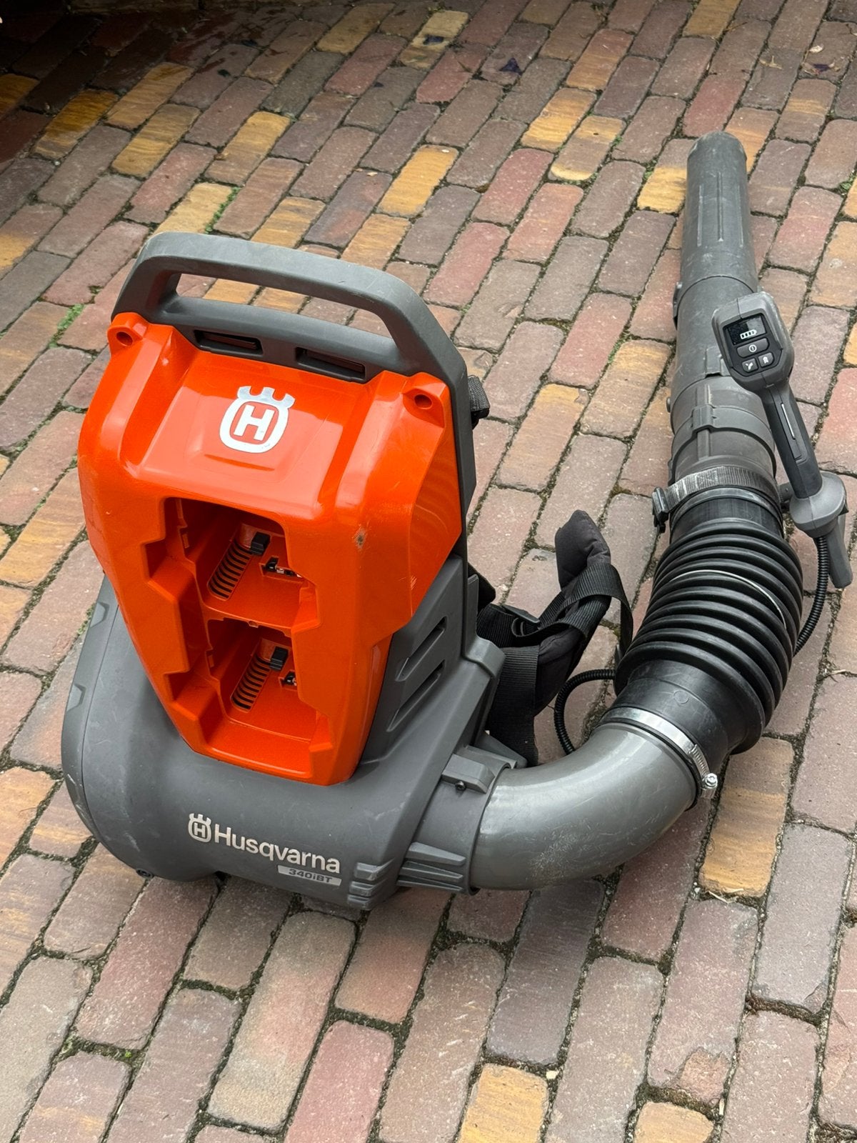 Husqvarna 340iBT accu bladblazer 2023, Tuin en Terras, Bladblazers, Ophalen of Verzenden, Gebruikt, Accu, Ruggedragen