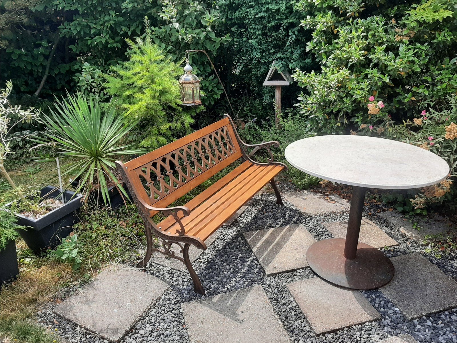 Klassieke tuinbank van gebeitst hout en gietijzer, Ophalen of Verzenden, Gebruikt, Hout