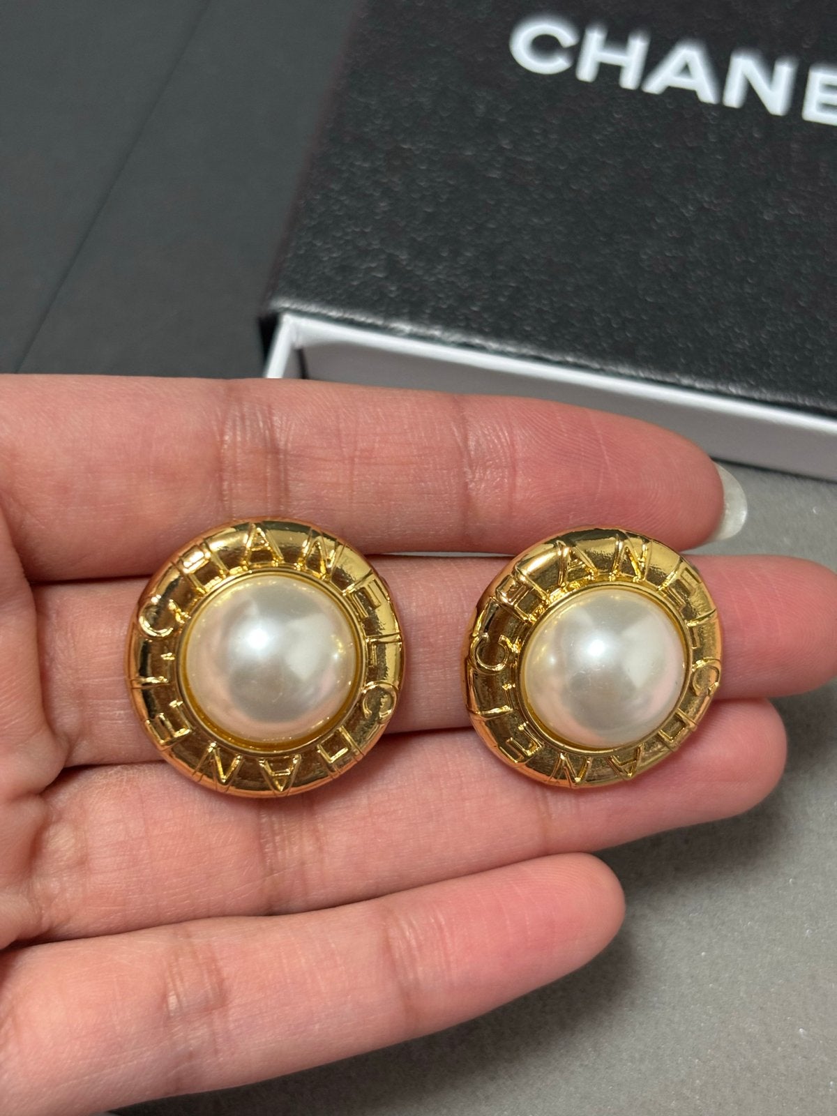 Chanel Vintage Oorbellen met Parel en Gouden Rand, Ophalen of Verzenden, Zo goed als nieuw, Goud, Knopjes of Stekers