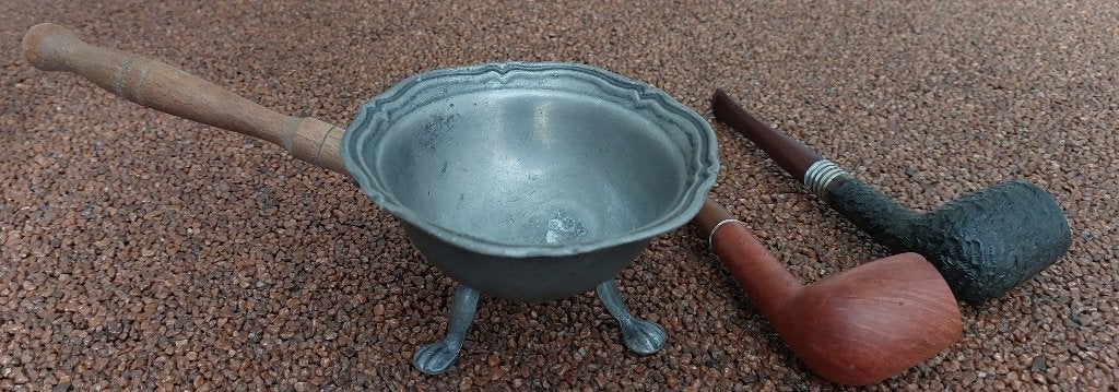 2 oude pijpen en een tinnen asbak met handvat., Ophalen of Verzenden