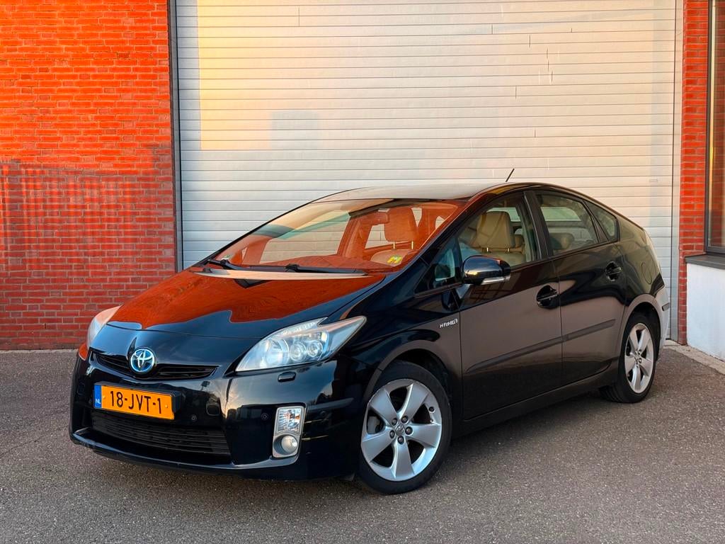 Toyota Prius 1.8 Dynamic | NAVI | LEER | NEW APK, Gebruikt, Beige, 4 cilinders, Zwart