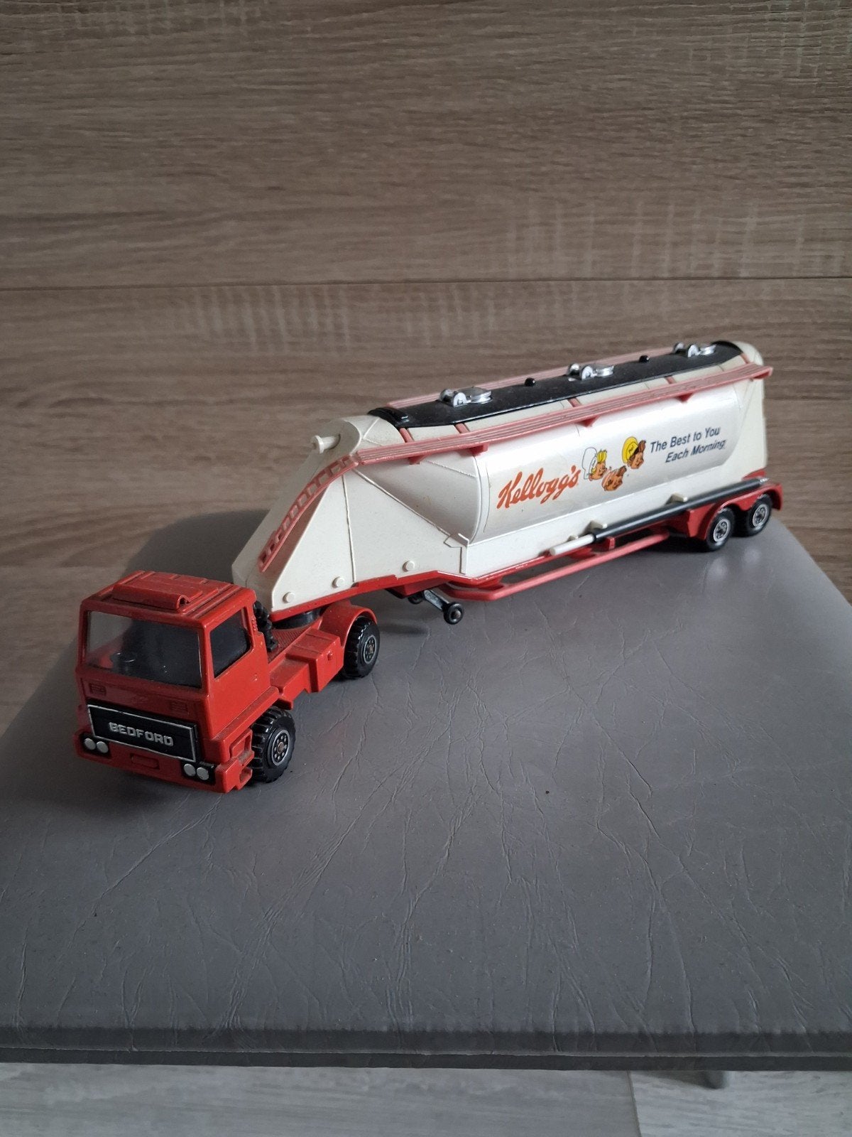 Bedford met Kellog's trailer, Ophalen of Verzenden, Zo goed als nieuw, Bus of Vrachtwagen, Matchbox