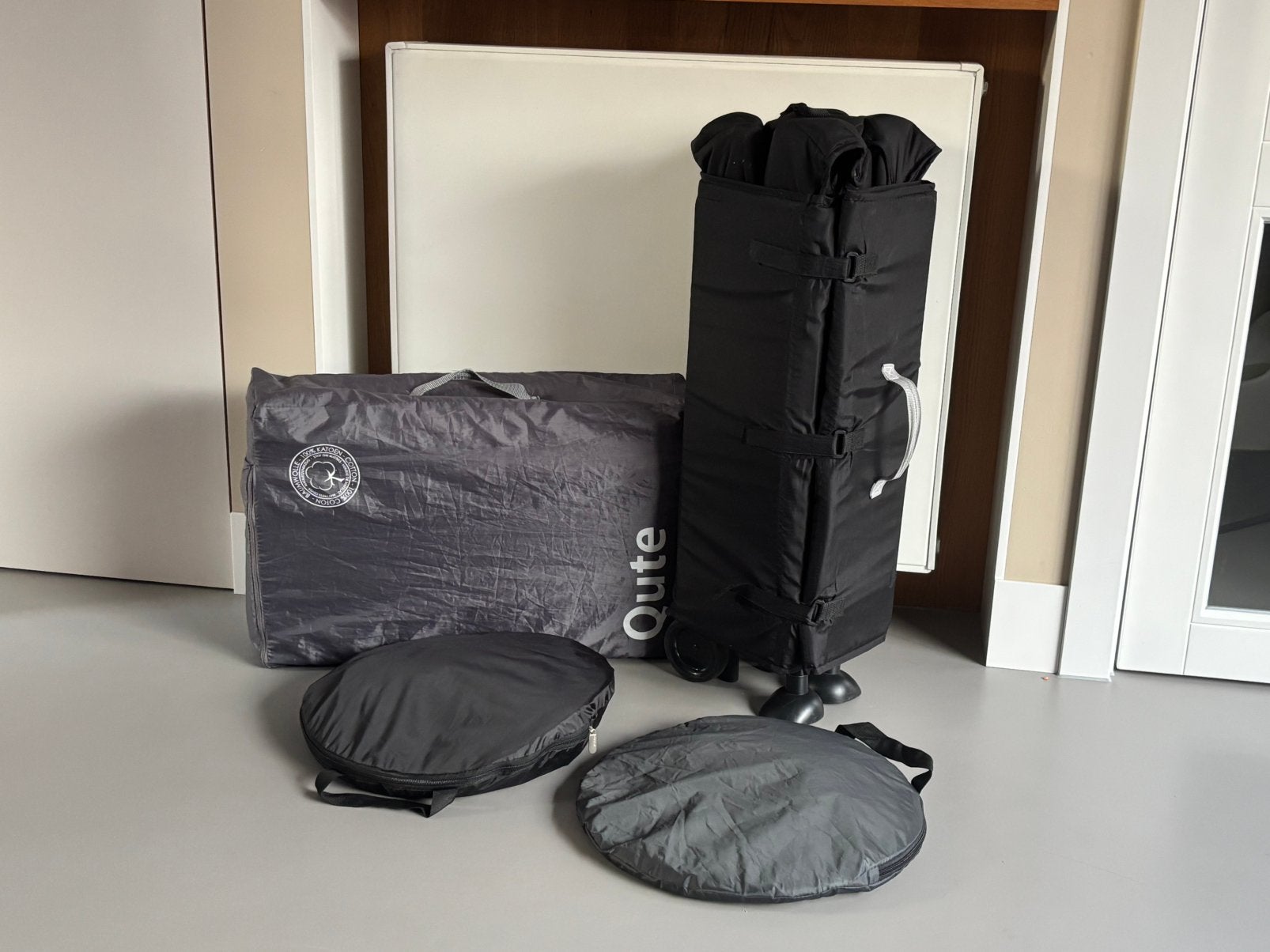Campingbedje met matrasje, klamboe en verduisterende cover, Ophalen, Zo goed als nieuw, Reisbedje