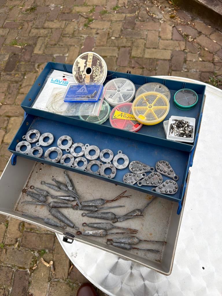 Diverse visspullen (wartels, lood, paternoster) in koffer, Ophalen, Gebruikt, Overige typen