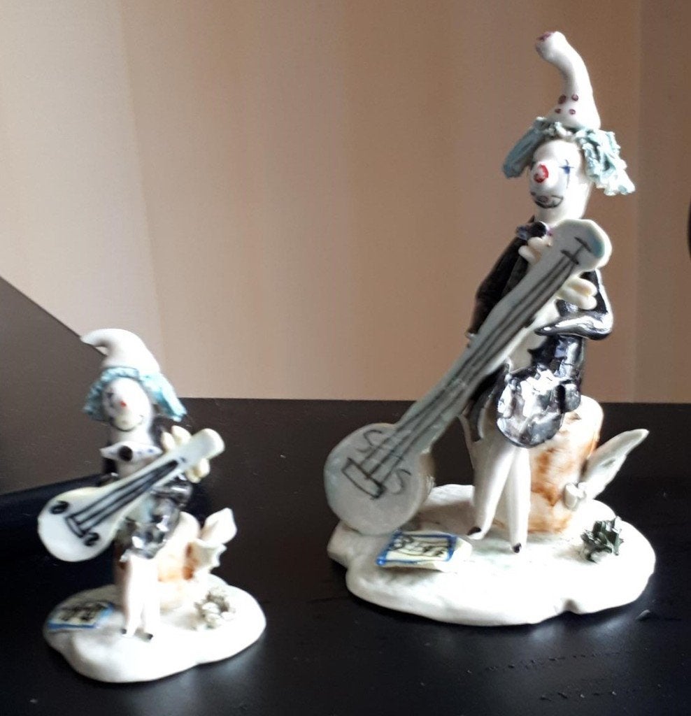 2 stenen/porseleinen Pierrot Beeldjes met muziekinstrument, Verzenden, Zo goed als nieuw, Fantasy