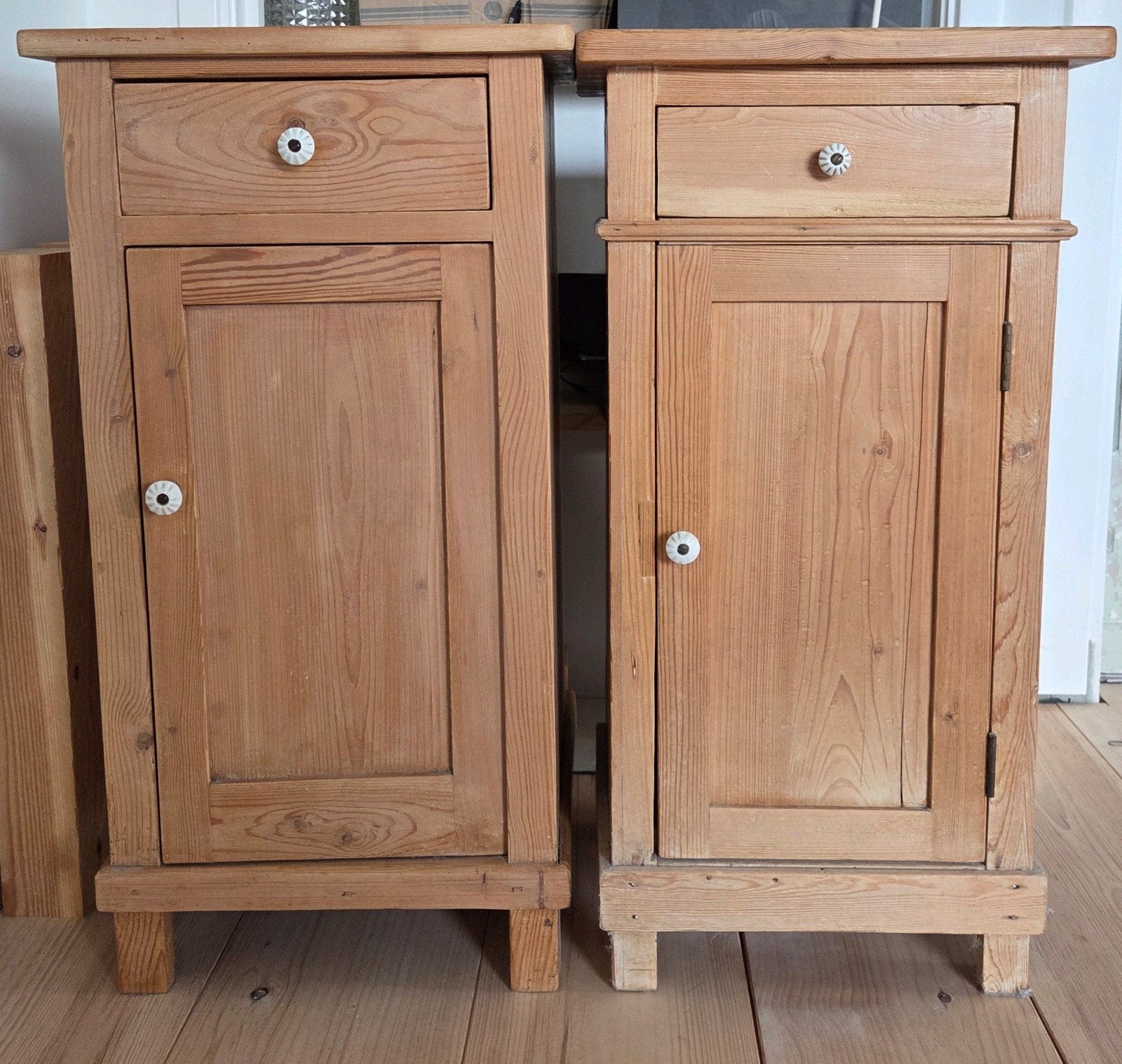 2x antiek geloogd grenen nachtkastje / klein kastje / kastje, Ophalen, Gebruikt, Minder dan 45 cm, 70 cm of meer