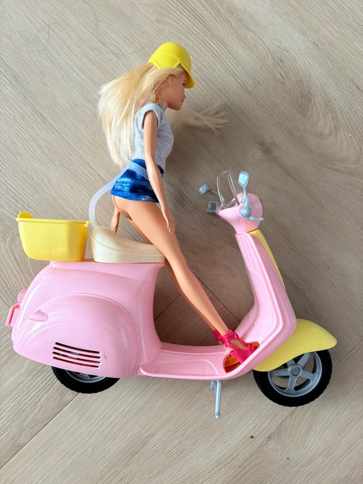 Barbie scooter, Ophalen of Verzenden, Zo goed als nieuw, Barbie