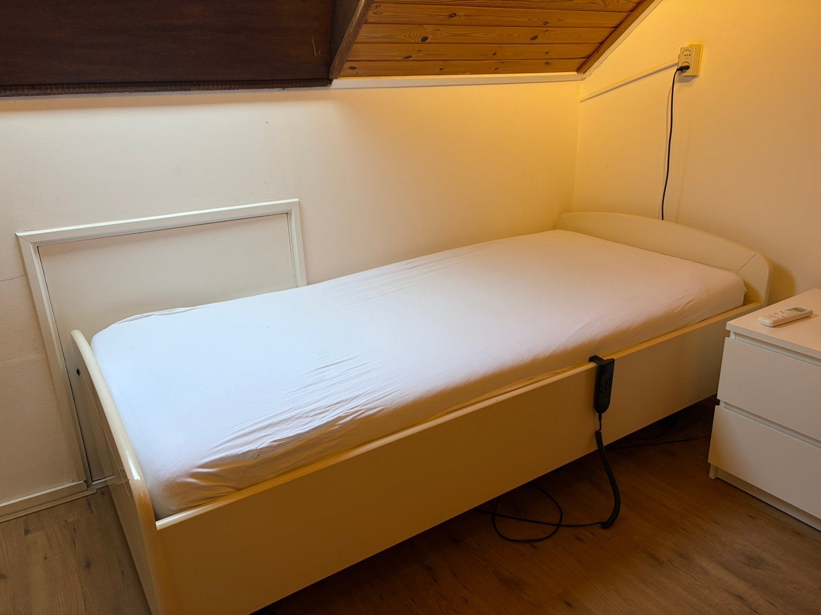 Een persoonsbed, verstelbaar in hoogte, Ophalen, 90 cm, Eenpersoons, Hout
