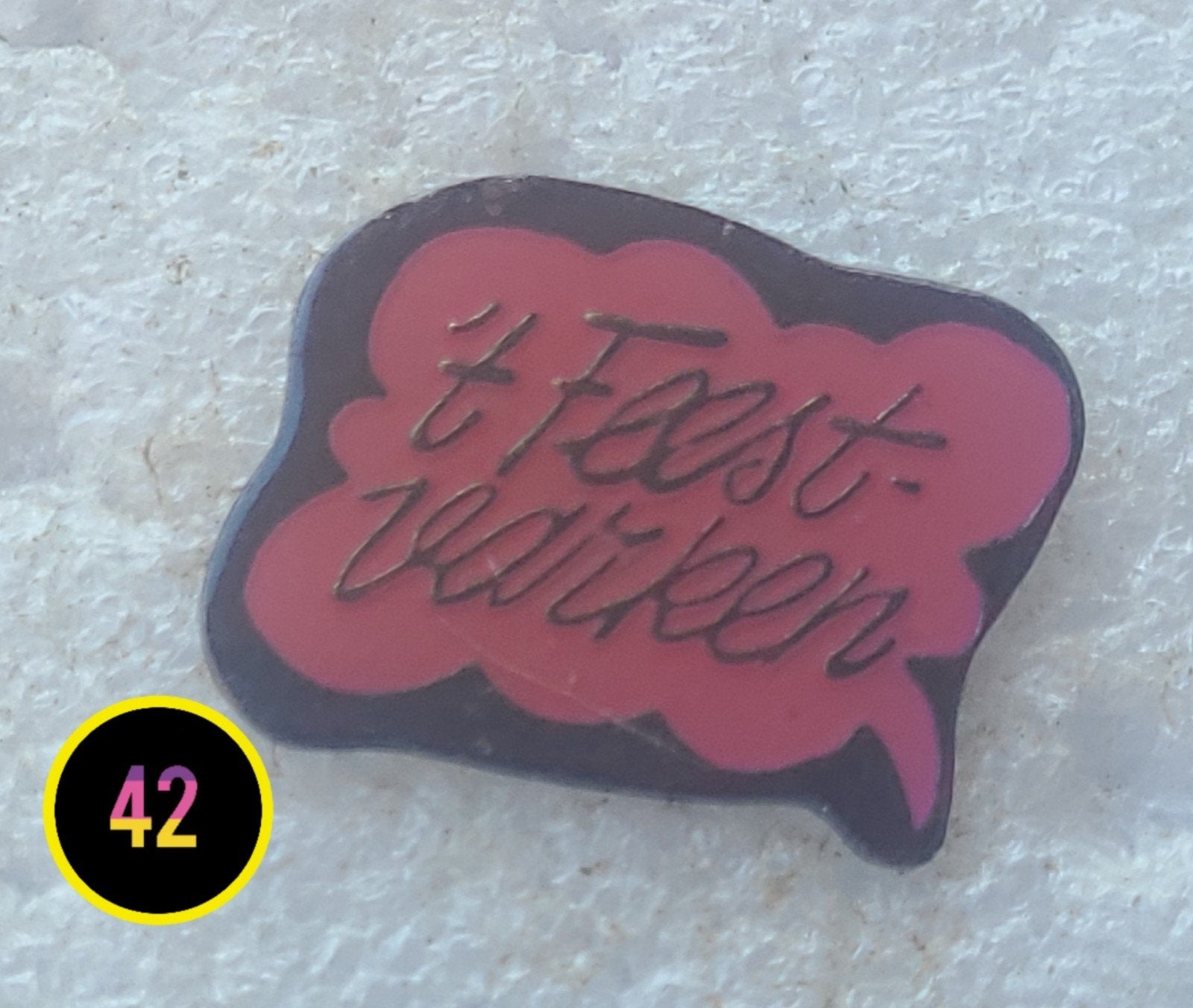 Vintage Pin 't Feest-varken - Uniek Verzamelobject, Verzamelen, Speldjes, Pins en Buttons, Verzenden, Gebruikt, Overige onderwerpen