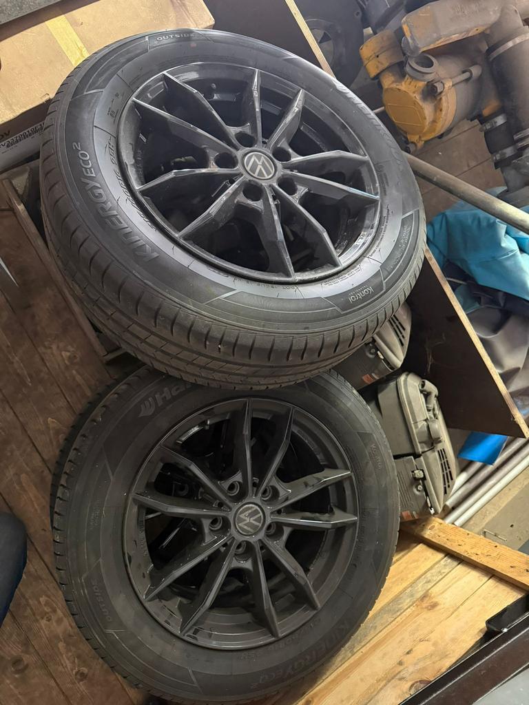 Zwarte Volkswagen Velgen + 2 Gloednieuwe banden, Auto-onderdelen, Banden en Velgen, Ophalen, 16 inch, Banden en Velgen, Personenwagen